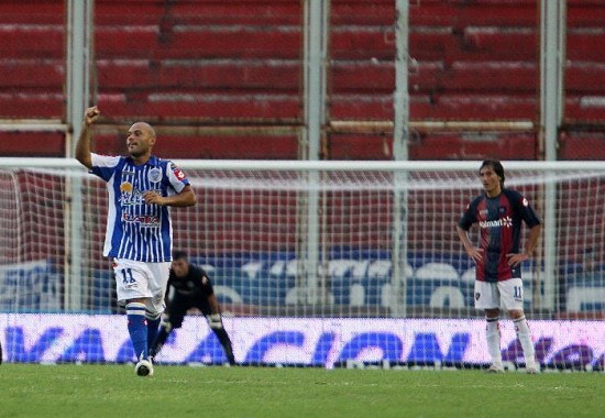 Puo en alto. Csar Carranza celebra su gol, el que le dio el triunfo al equipo mendocino en el Nuevo Gasmetro. 