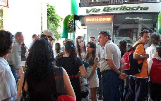 La protesta de los choferes demor dos horas la salida de los micros. 