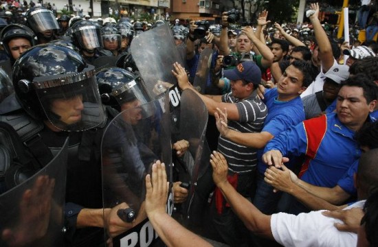 El gobierno venezolano enfrenta una creciente oposicin. 