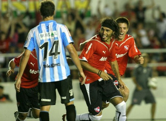 Andrs Silvera y su festejo caracteristico con la lengua afuera. Anoche estuvo intratable y anot los tres goles de su equipo. 