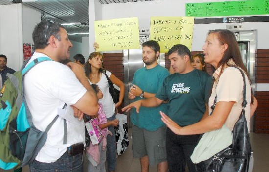 Los vecinos acordaron ayer con los funcionarios municipales un encuentro para el prximo lunes a las 17 con el jefe comunal. 