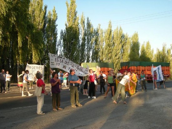 Integrantes de distintas organizaciones marcharon hasta la Brigada Rural. Lanzaron huevos y entregaron panfletos a la vera de la ruta. 