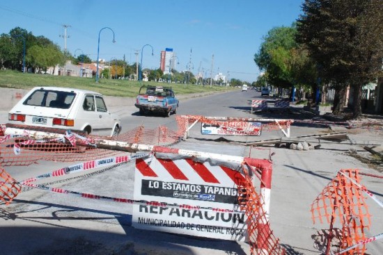 La rotonda de Mendoza y Nueve de Julio tambin est en reparaciones. El asfalto de calle La Plata sufri roturas a los pocos das de inaugurado. 