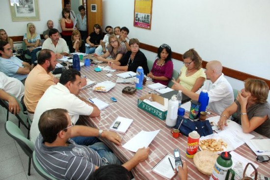 Los representantes de las 18 seccionales debatieron durante siete horas en Roca y declararon el estado de alerta permanente. 