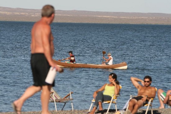 Varios baistas ya han elegido su lugar durante esta semana para no perderse nada de lo que ocurra en la pennsula Ruca Co. 