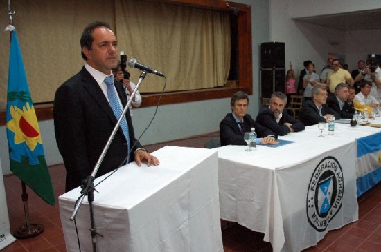 Scioli: habr dinero para hacer obras. Gioja atribuy la oposicin a las elecciones 2011. Das Neves: sus legisladores rechazarn el DNU. 