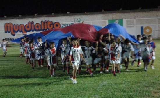 Los chicos disfrutaron a pleno el multitudinario acto de inauguracin. 