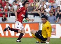 Mauro Formica define con clase para convertir el tercer gol "leproso". 