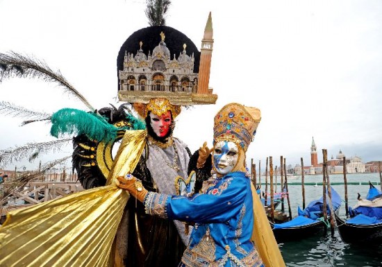 (Arriba) La inauguracin en Venecia. (Abajo y der.) Uruguay: el artista Carlos Pez Vilar festeja su ltimo Carnaval. 