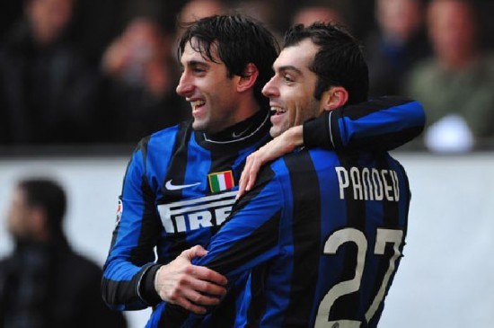 Pandev y Milito, dos de los goleadores del Inter, ayer. 