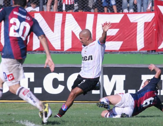 Juan Sebastin Vern liquid el partido sobre el final del primer tiempo con un golazo. 