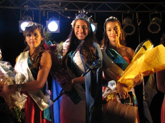 De izquierda a derecha: Ileana Crdoba, la reina Daiana Cofr y Dbora Conzlez, las elegidas en Ruca Co. 