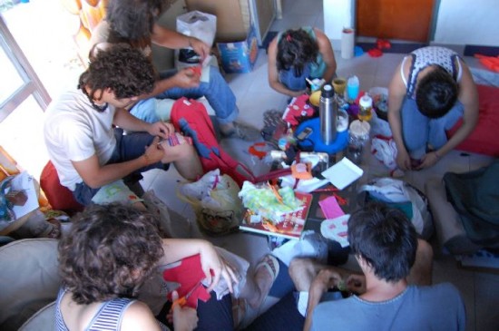 Reciclpatas en accin: con descartes hicieron campaas para donar juguetes. 
